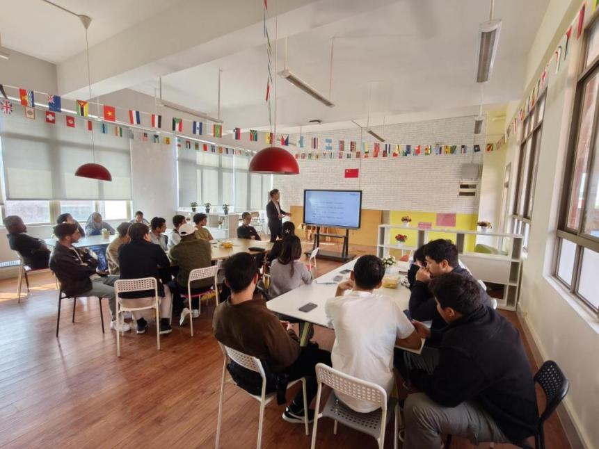 國(guó)際學(xué)院舉辦2025級(jí)來華留學(xué)生職業(yè)規(guī)劃座談會(huì)，廣州勞務(wù)服務(wù)助力留學(xué)人才融入本地發(fā)展